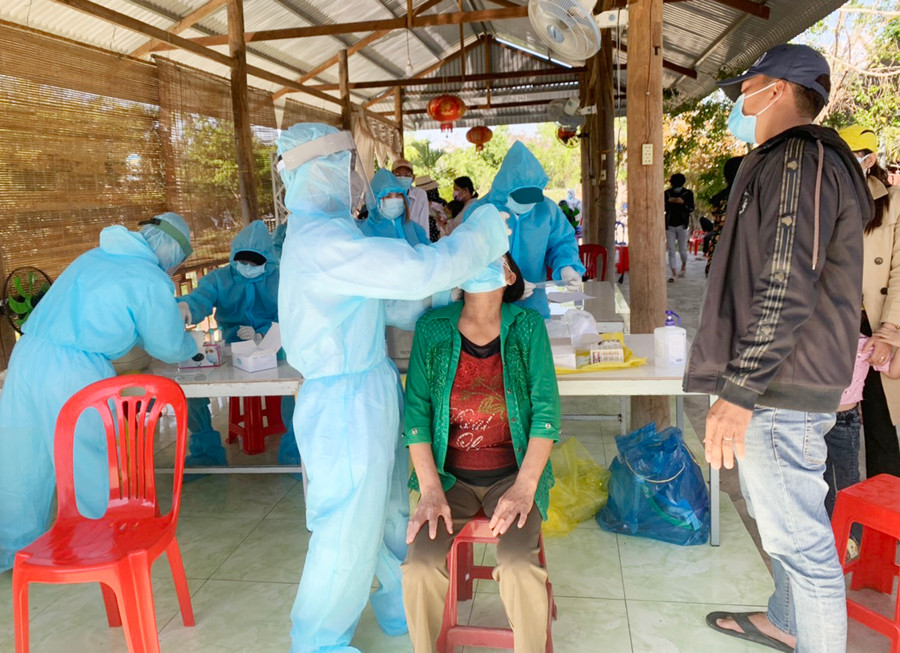 Mở rộng xét nghiệm người dân trên địa bàn thị xã Ayun Pa. Ảnh: Vũ Chi