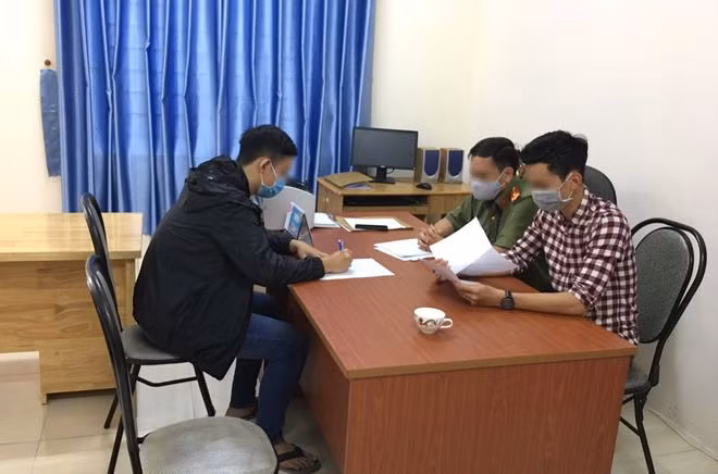 N.H.L (áo đen) bị cơ quan công an triệu tập lên làm việc. Ảnh: TRÙNG DƯƠNG