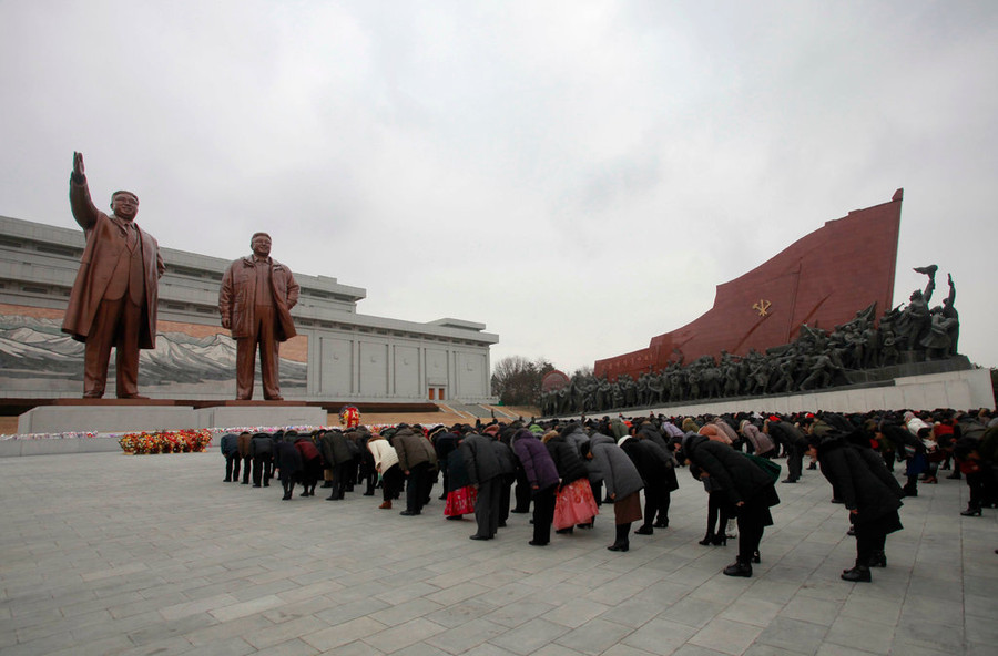 Người Triều Tiên bày tỏ lòng thành kính với hai cố lãnh đạo những ngày đầu năm mới (ảnh: NY Times)