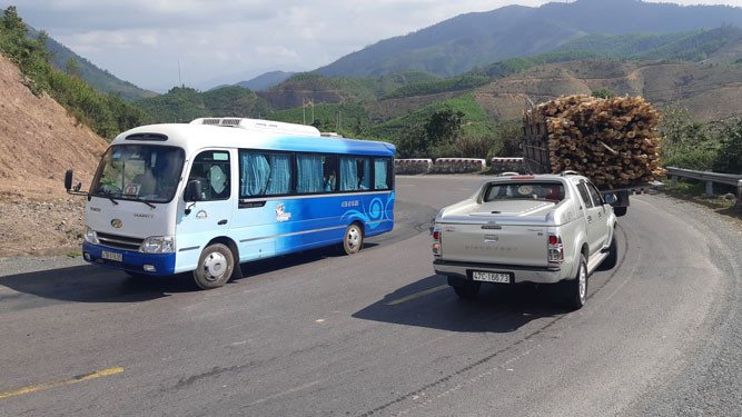 Quốc lộ 26 nối 2 tỉnh Đắk Lắk - Khánh Hòa nhỏ hẹp, quanh co làm mất nhiều thời gian vận chuyển hàng hóa.Ảnh: CAO NGUYÊN Quốc lộ 26 nối 2 tỉnh Đắk Lắk - Khánh Hòa nhỏ hẹp, quanh co làm mất nhiều thời gian vận chuyển hàng hóa.Ảnh: CAO NGUYÊN