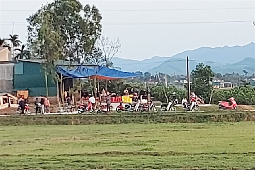  Sau vụ án mạng, gia đình đang che bạt chuẩn bị đám tang cho anh Thuyết. Ảnh: PV.