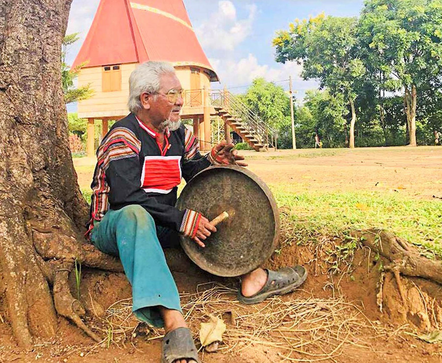 Ông R’Cơm Hmyơk (làng Ia Nueng, xã Biển Hồ) là tấm gương sáng góp phần vào sự phát triển toàn diện của địa phương. Ảnh: Trần Dung
