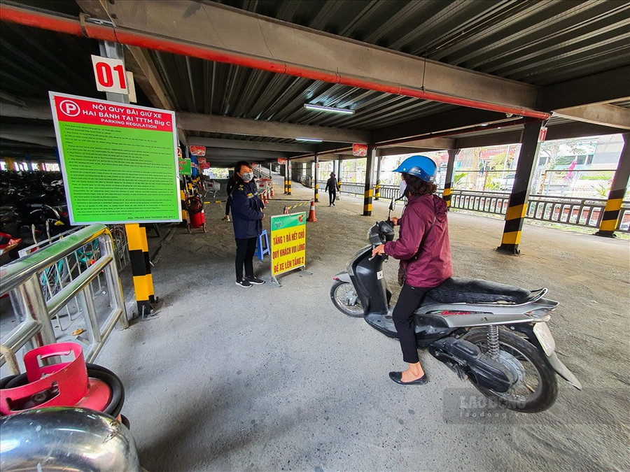 Tại siêu thị BigC Thăng Long, do lượng khách quá đông đơn vị này phải đề biển hết chỗ để xe ở tầng 1 và cắt cử người hướng dẫn khách lên tầng 2 để gửi xe.