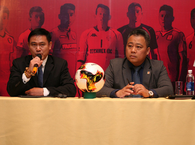 Ông Trần Anh Tú (trái) – Ủy viên Thường trực BCH, Trưởng Ban futsal VFF, Ủy viên Ban Futsal và bóng đá bãi biển AFC - Ảnh: Quang Liêm.