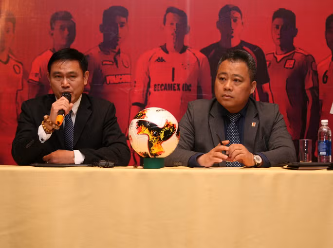 Ông Trần Anh Tú (trái) – Ủy viên Thường trực BCH, Trưởng Ban futsal VFF, Ủy viên Ban Futsal và bóng đá bãi biển AFC - Ảnh: Quang Liêm.