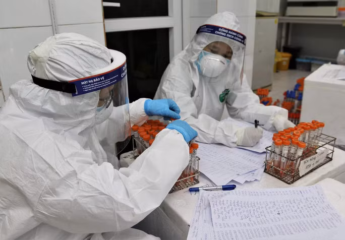 Các chuyên gia làm việc trong phòng xét nghiệm tại tuyến đầu chống dịch Covid-19 ở Hải Dương Ảnh: TRUNG SƠN - ANH VĂN