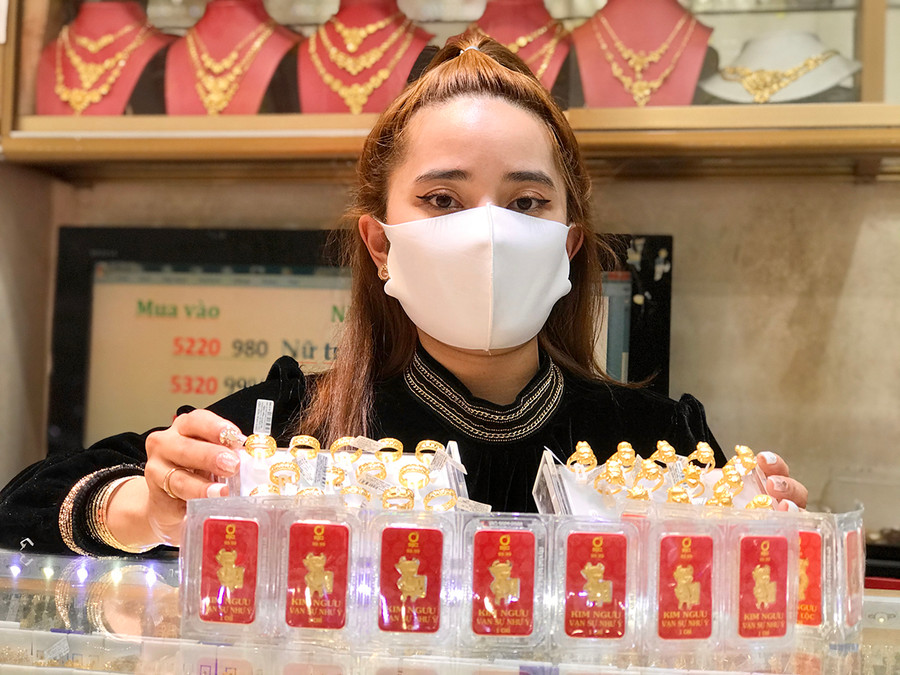 Theo đại diện nhiều tiệm vàng, xu hướng mua vàng không dồn về một ngày nên thị trường cũng không sự biến động về giá như các năm trước, thậm chí có thời điểm trong buổi sáng giá còn giảm so với ngày trước. Theo nhiều tiệm vàng, xu hướng không dồn về một ngày, cho nên thị trường cũng không sự biến động về giá như các năm trước, thậm chí có thời điểm trong buổi sáng giá còn giảm so với ngày trước.