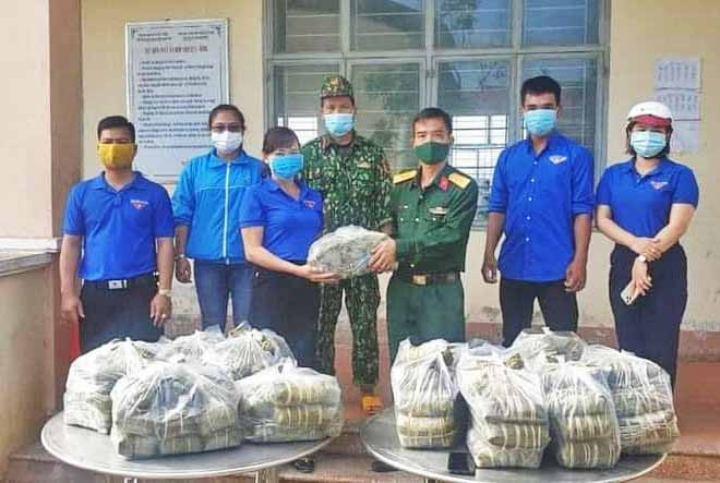 Huyện Đoàn Phú Thiện trao tặng bánh chưng cho các cán bộ, chiến sĩ khu cách ly. Ảnh H'Đẹp