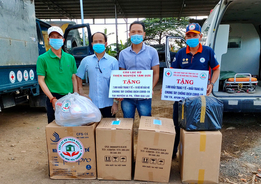  Câu lạc bộ thiện nguyện “Ngôi nhà yêu thương” phối hợp cùng với Câu lạc bộ thiện nguyện Tâm Đức trao 23.000 khẩu trang y tế cho các huyện, thị trong tỉnh để phòng-chống dịch Covid-19. Ảnh: Như Nguyện