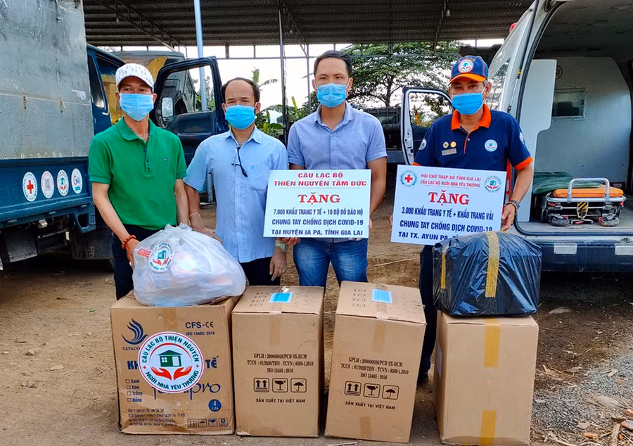  Câu lạc bộ thiện nguyện “Ngôi nhà yêu thương” phối hợp cùng với Câu lạc bộ thiện nguyện Tâm Đức trao 23.000 khẩu trang y tế cho các huyện, thị trong tỉnh để phòng-chống dịch Covid-19. Ảnh: Như Nguyện
