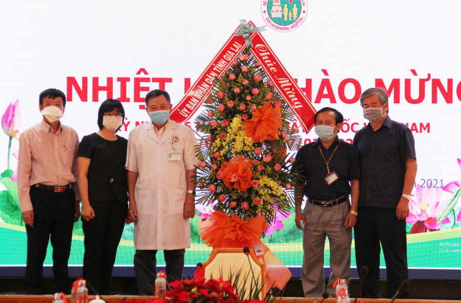 Phó Chủ tịch UBND tỉnh Nguyễn Thị Thanh Lịch tặng lẵng hoa chúc mừng tập thể y bác sĩ Bệnh viện Đa khoa tỉnh Gia Lai. Ảnh: Như Nguyện