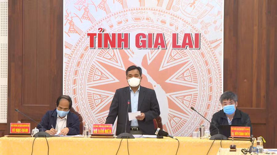 Bí thư Tỉnh uỷ Hồ Văn Niên phát biểu chỉ đạo tại cuộc họp. Ảnh Như Nguyện