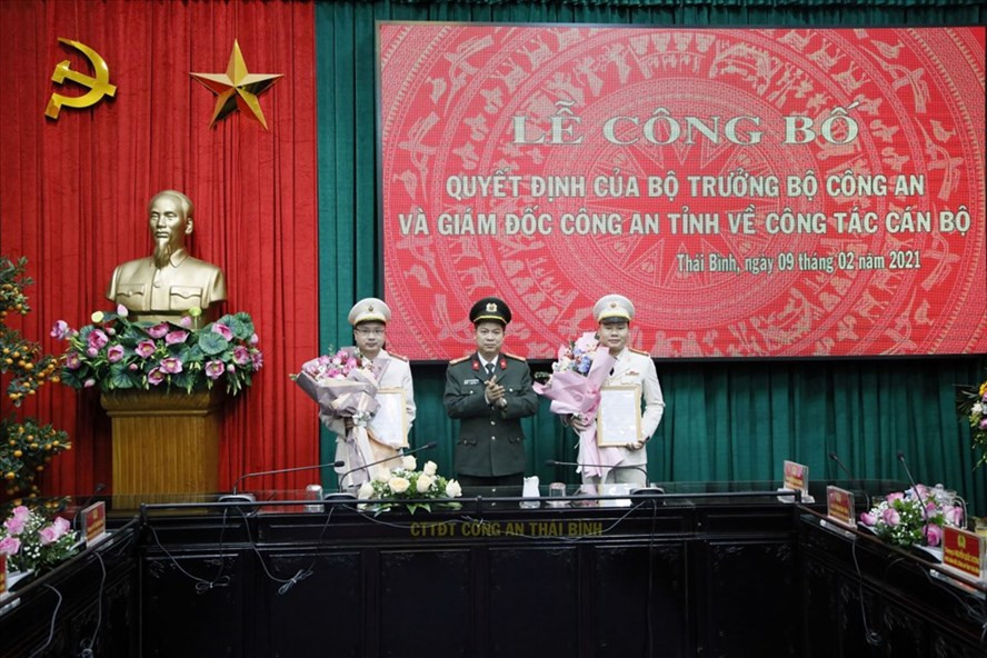 Bộ trưởng Bộ Công an bổ nhiệm trung tá Hà Minh Đức (phải) giữ chức vụ Trưởng phòng An ninh điều tra, Công an tỉnh Thái Bình. Ảnh: CA Thái Bình.