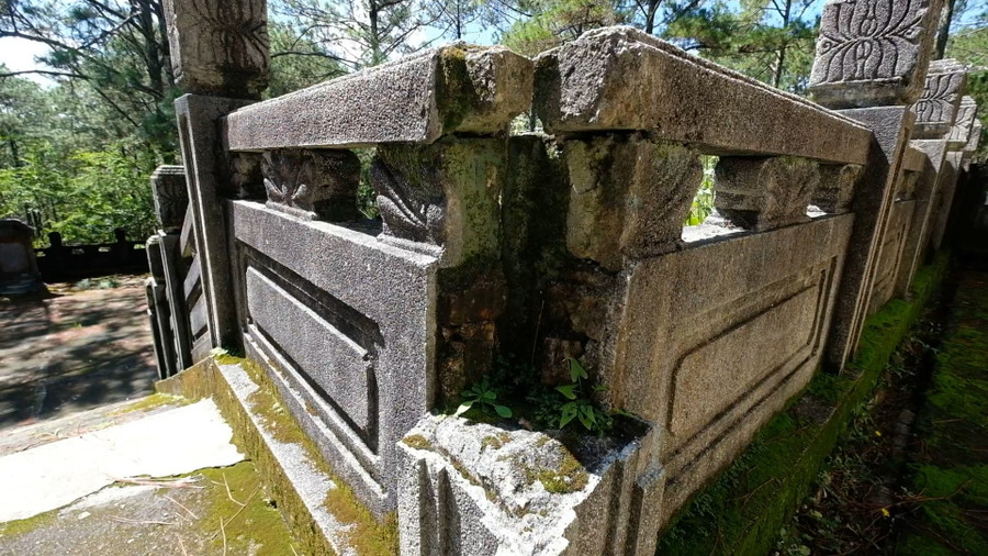 Dù được xây dựng kiên cố nhưng sau hơn 80 năm thì khu lăng mộ Quận công Nguyễn Hữu Hào đã xuống cấp. Tại nhiều vị trí đã bị hư hại do trải qua thời gian dài dưới nắng mưa. Đại diện Sở Văn hóa, Thể thao và Du lịch tỉnh Lâm Đồng cho biết, quần thể lăng Quận công Nguyễn Hữu Hào đến nay vẫn chưa được công nhận, xếp hạng là công trình di tích lịch sử. Hiện tại, địa điểm này được chính quyền địa phương giao cho Công ty cổ phần Du lịch Lâm Đồng chịu trách nhiệm quản lý, bảo vệ. Dù được xây dựng kiên cố nhưng sau hơn 80 năm thì khu lăng mộ Quận công Nguyễn Hữu Hào đã xuống cấp. Tại nhiều vị trí đã bị hư hại do trải qua thời gian dài dưới nắng mưa. Đại diện Sở Văn hóa, Thể thao và Du lịch tỉnh Lâm Đồng cho biết, quần thể lăng Quận công Nguyễn Hữu Hào đến nay vẫn chưa được công nhận, xếp hạng là công trình di tích lịch sử. Hiện tại, địa điểm này được chính quyền địa phương giao cho Công ty cổ phần Du lịch Lâm Đồng chịu trách nhiệm quản lý, bảo vệ.