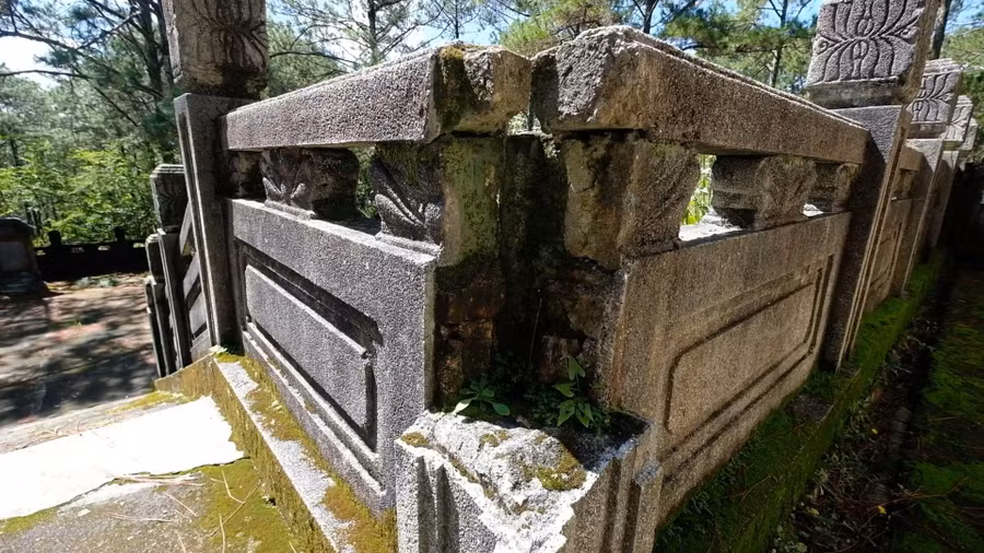 Dù được xây dựng kiên cố nhưng sau hơn 80 năm thì khu lăng mộ Quận công Nguyễn Hữu Hào đã xuống cấp. Tại nhiều vị trí đã bị hư hại do trải qua thời gian dài dưới nắng mưa. Đại diện Sở Văn hóa, Thể thao và Du lịch tỉnh Lâm Đồng cho biết, quần thể lăng Quận công Nguyễn Hữu Hào đến nay vẫn chưa được công nhận, xếp hạng là công trình di tích lịch sử. Hiện tại, địa điểm này được chính quyền địa phương giao cho Công ty cổ phần Du lịch Lâm Đồng chịu trách nhiệm quản lý, bảo vệ.