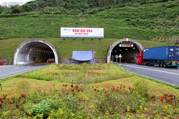 Vận hành cả 2 ống hầm giúp lưu lượng phương tiện lưu thông nhanh  Vận hành cả 2 ống hầm giúp lưu lượng phương tiện lưu thông nhanh