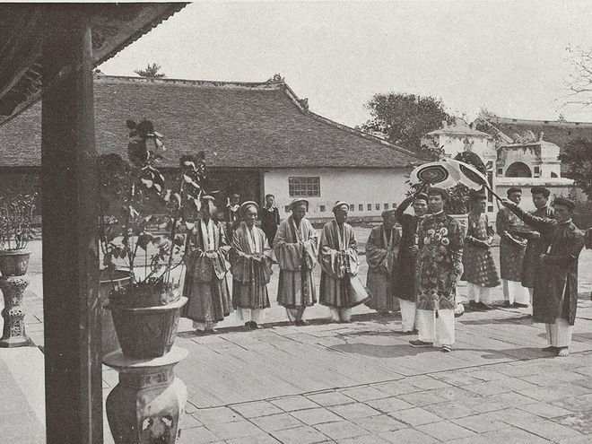 Vua Khải Định đến thỉnh an hoàng mẫu ở cung Diên Thọ.