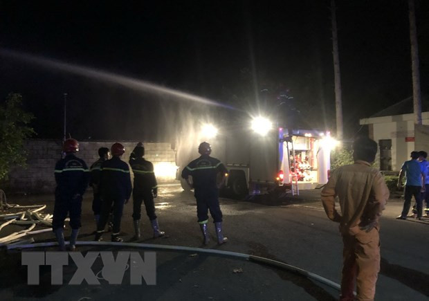  Lực lượng chức năng triển khai các biện pháp dập tắt đám cháy. (Ảnh: Đậu Tất Thành/TTXVN)