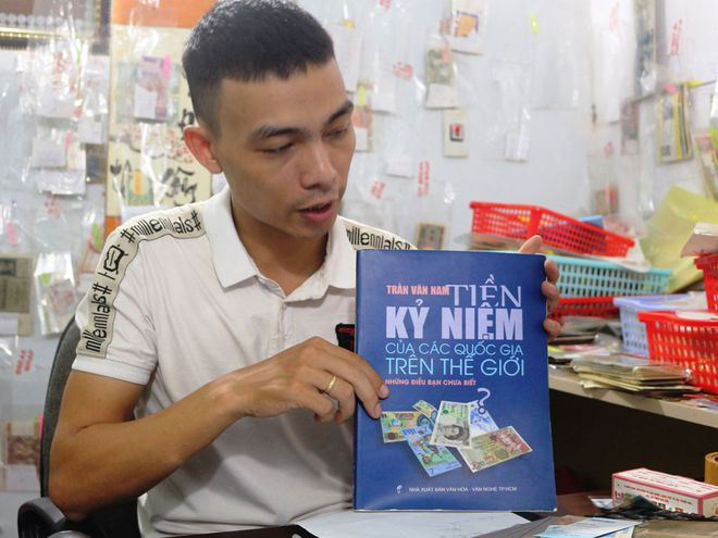 Trong 8 năm sưu tầm tiền giấy, Nam đã viết được cuốn sách dày 250 trang về tiền kỷ niệm trên thế giới ẢNH: HOÀNG SƠN