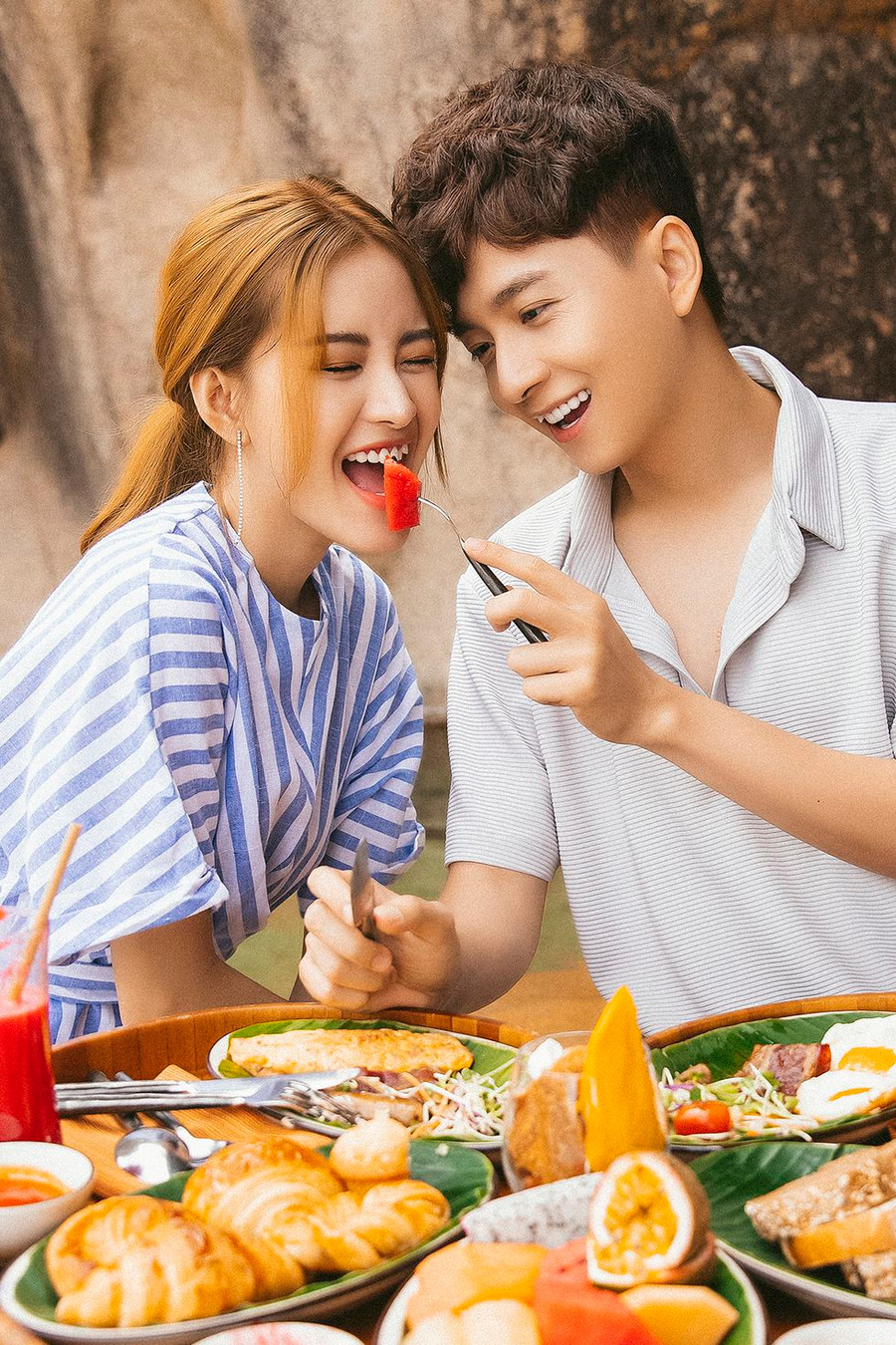  Mở màn năm 2021, Ngô Kiến Huy mang đến cho khán giả một bản ballad da diết do Vương Anh Tú sáng tác. Bên cạnh việc cuốn hút người nghe bằng giai điệu nhẹ nhàng, sâu lắng, chàng Bắp còn khiến fan xuýt xoa với những hình ảnh lãng mạn trong MV Quay lại lại yêu- Ảnh: NVCC