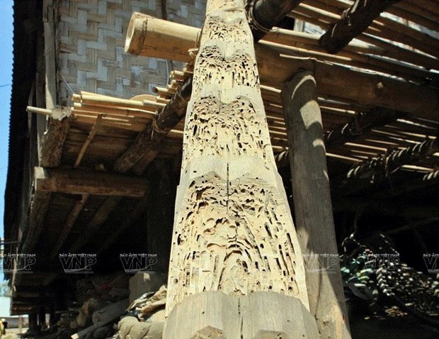 Chiếc cầu thang gỗ dẫn lên nhà sàn.