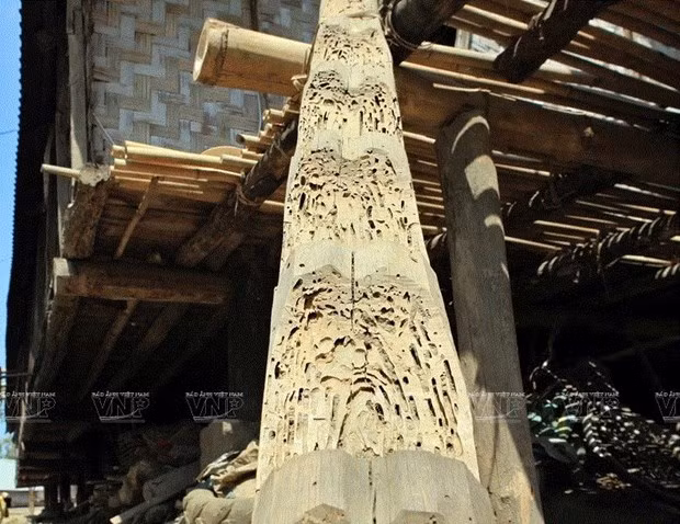 Chiếc cầu thang gỗ dẫn lên nhà sàn.