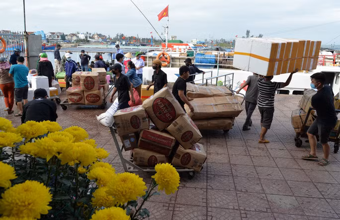 Lượng hàng hóa trong những ngày giáp Tết tăng đột biến. Ảnh: T.Trực