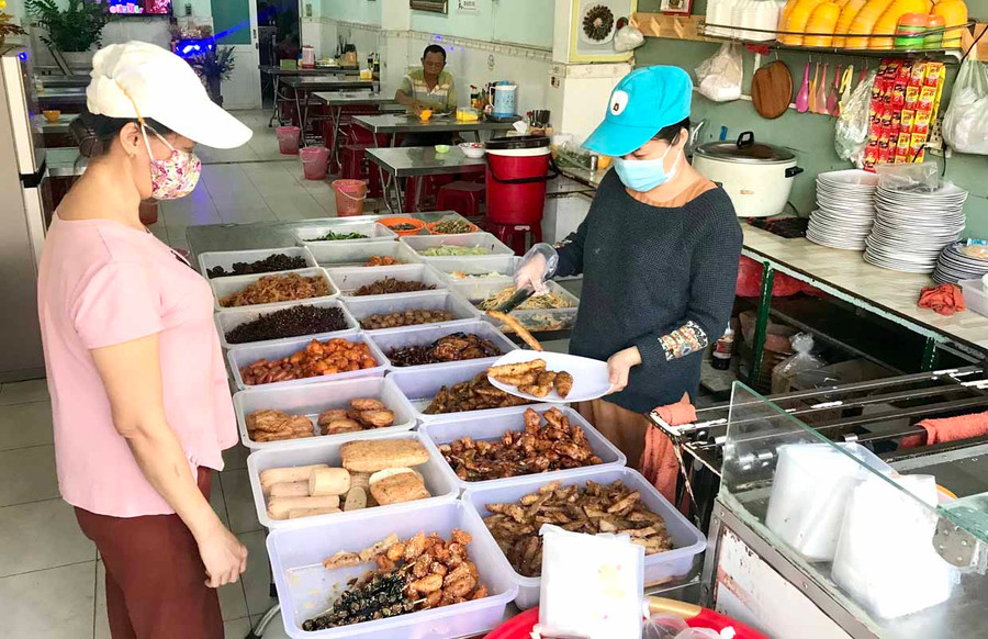 Dịch vụ mâm cúng chay rất đắt hàng dịp rằm tháng Giêng. Ảnh: Vũ Thảo Dịch vụ mâm cúng chay rất đắt hàng dịp rằm tháng Giêng. Ảnh: Vũ Thảo