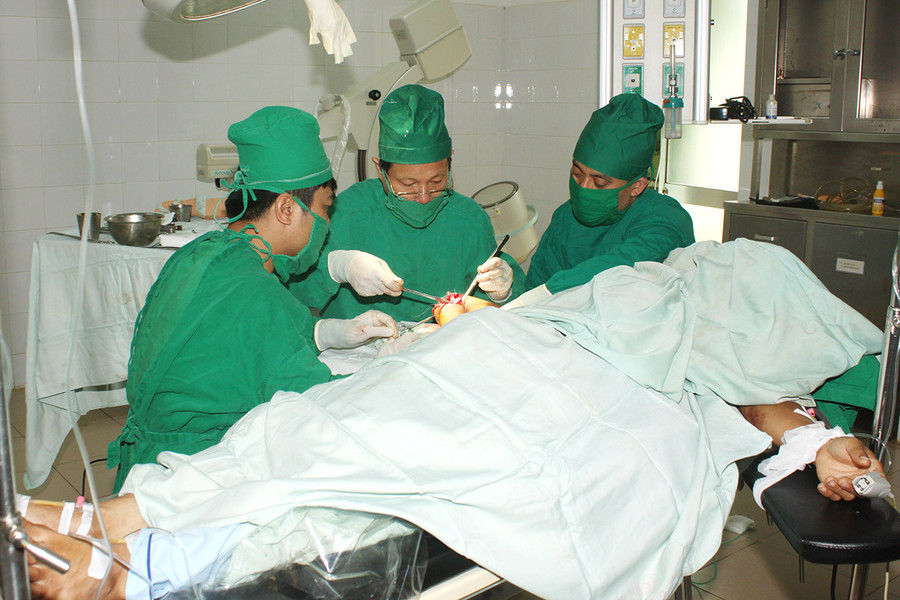 Tấm lòng của những thầy thuốc áo xanh ảnh 1 Các bác sĩ Khoa B1 (Bệnh viện Quân y 211) thực hiện ca phẫu thuật. Ảnh: Duy Hiển