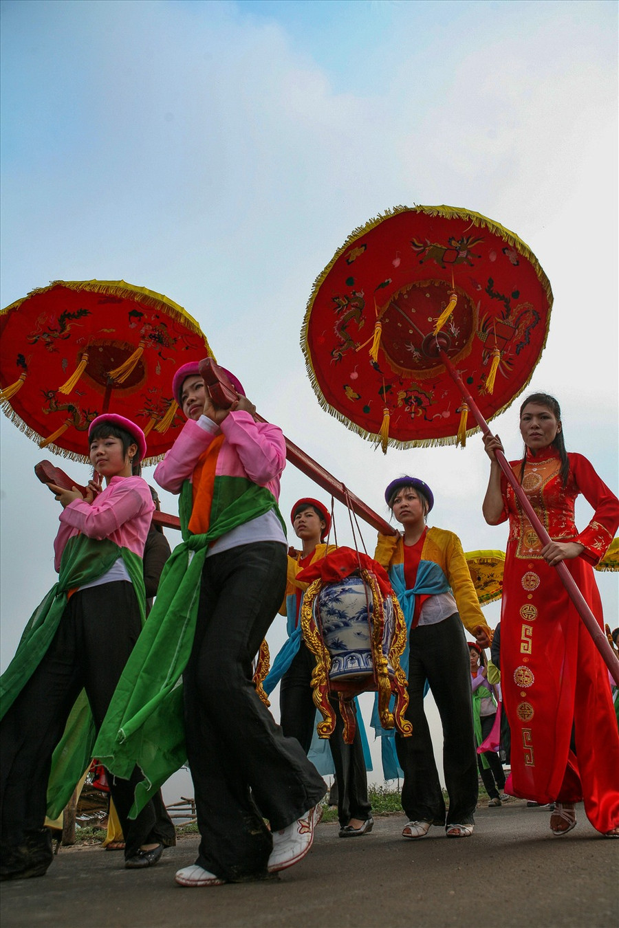 Nghi lễ đưa nước thiêng về dình nhất định phải do các thiếu nữ làng Liên Hà đảm nhiệm. Ảnh tư liệu của Trịnh Thông Thiện.