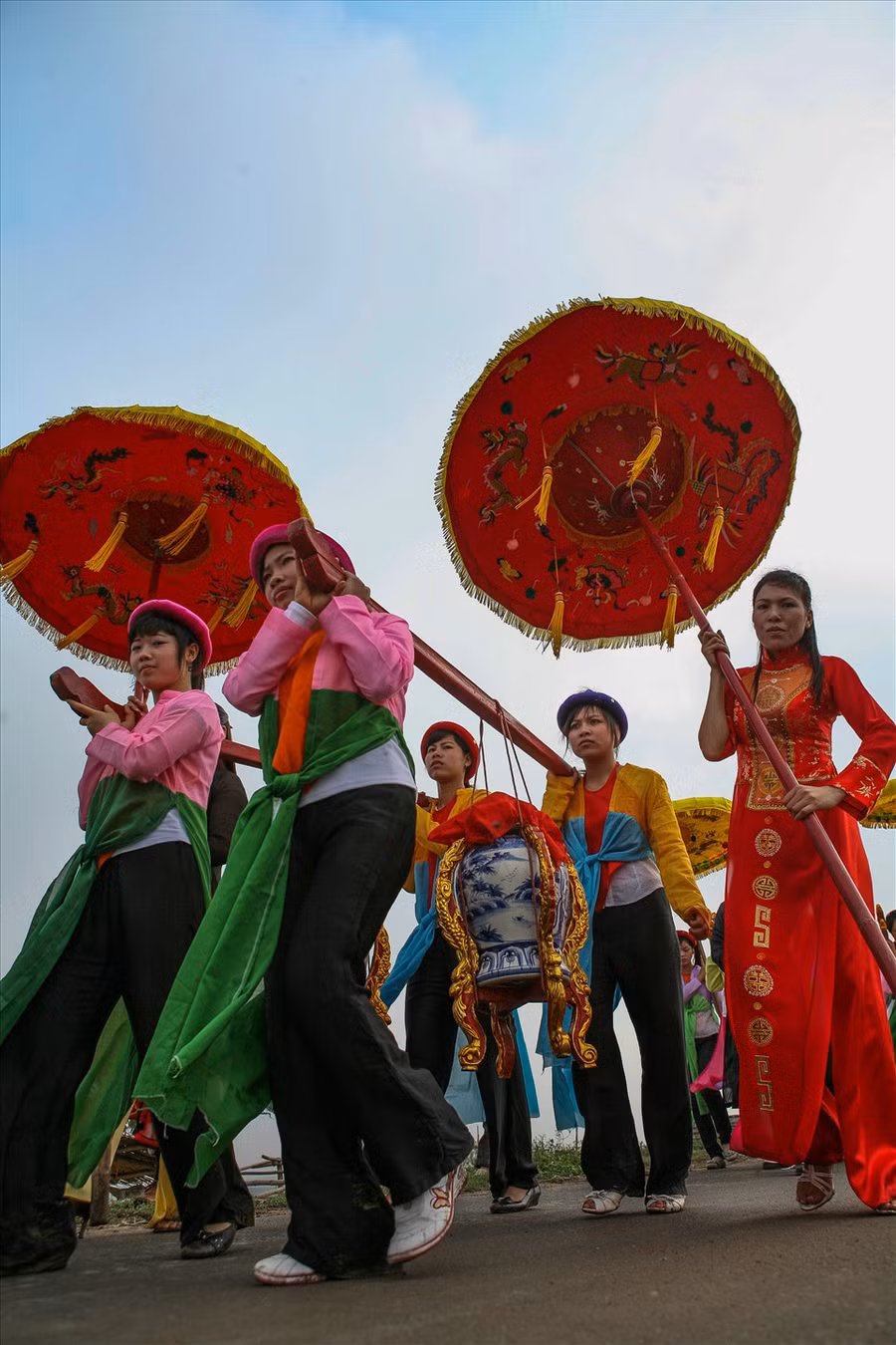 Nghi lễ đưa nước thiêng về dình nhất định phải do các thiếu nữ làng Liên Hà đảm nhiệm. Ảnh tư liệu của Trịnh Thông Thiện.