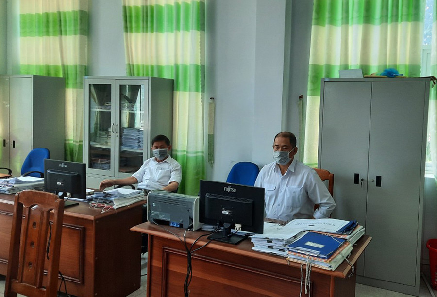 Tại thị xã Ayun Pa, cán bộ, công chức ngành Thuế tuân thủ nghiêm các quy định phòng-chống dịch, đảm bảo công việc thông suốt. Ảnh: Sơn Ca Tại thị xã Ayun Pa, cán bộ công chức Thuế tuân thủ nghiêm các quy định phòng chống dịch, đảm bảo công việc thông suốt. Ảnh: Sơn Ca