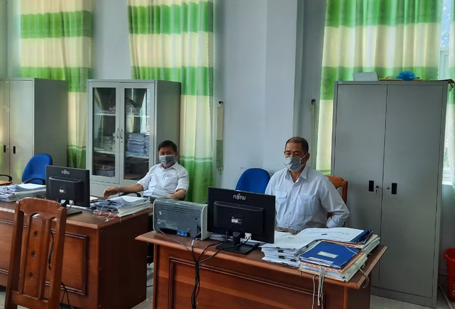 Tại thị xã Ayun Pa, cán bộ công chức Thuế tuân thủ nghiêm các quy định phòng chống dịch, đảm bảo công việc thông suốt. Ảnh: Sơn Ca