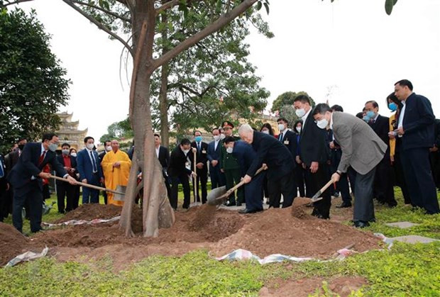 Tổng Bí thư, Chủ tịch nước Nguyễn Phú Trọng trồng cây lưu niệm tại Khu Di tích Hoàng Thành Thăng Long. (Ảnh: Phương Hoa/TTXVN) Tổng Bí thư, Chủ tịch nước Nguyễn Phú Trọng trồng cây lưu niệm tại Khu Di tích Hoàng Thành Thăng Long. (Ảnh: Phương Hoa/TTXVN)