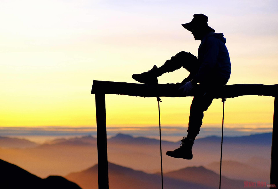  Sau một đêm no say, một giấc ngủ ngon lành trên lán trại, chúng tôi lại có cơ may được đón thêm một buổi bình minh đáng nhớ nữa trước khi xuất phát quay ngược xuống núi.