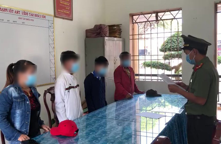 Công an tỉnh Lâm Đồng tống đạt quyết định xử phạt vi phạm hành chính đối với 3 trường hợp chỉnh sửa, phát tán văn bản giả mạo trên mạng xã hội.