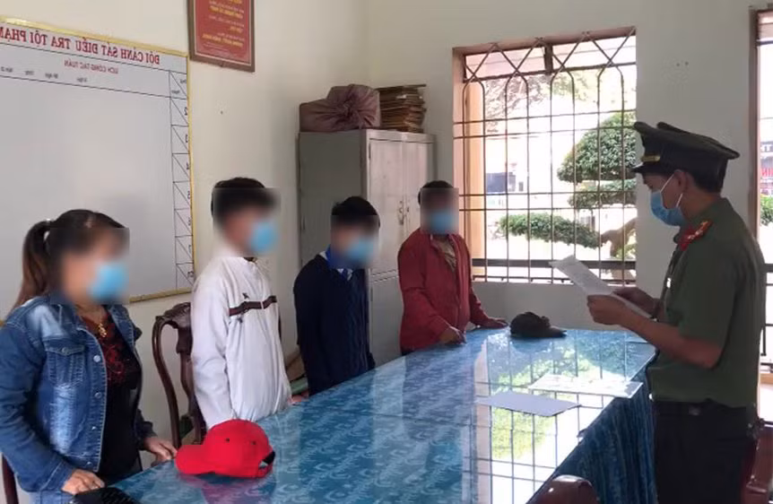 Công an tỉnh Lâm Đồng tống đạt quyết định xử phạt vi phạm hành chính đối với 3 trường hợp chỉnh sửa, phát tán văn bản giả mạo trên mạng xã hội.