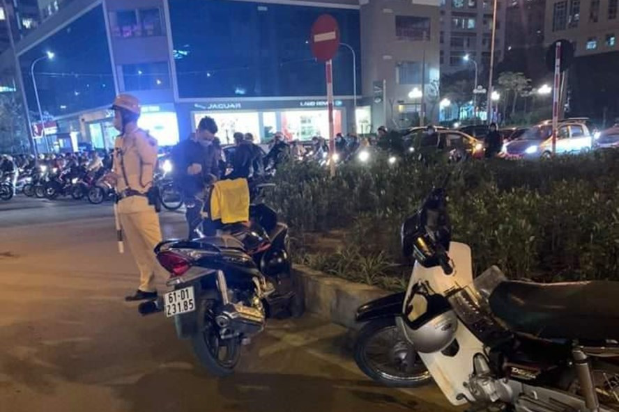 Tổ công tác Đội CSGT số 7 đã khống chế gã thanh niên đâm người trọng thương sau va chạm. Ảnh: VHuế. Tổ công tác Đội CSGT số 7 đã khống chế gã thanh niên đâm người trọng thương sau va chạm. Ảnh: VHuế.