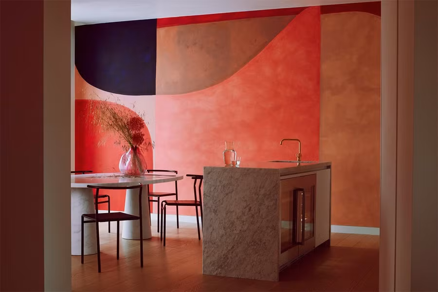 Bức tường với những vệt sơn đỏ loang được thực hiện tài tình và tinh tế, khiến gian bếp trông như một tác phẩm nghệ thuật sắp được đem đi triển lãm.