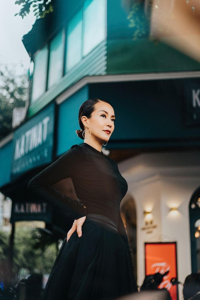 Chia sẻ bộ ảnh lần này, Chung Vũ Thanh Uyên cho biết cô thích phong cách cổ điển và có chút chất xưa nên có dùng cảm hứng này khi chọn đồ. “Từ thời khi được mời chụp hình đến nay, các phó nháy đều đặt tôi vào các cá tính mạnh mẽ, hơi Tây. Ví dụ, tôi không thể vào các vai mặc áo bà ba, nhìn sẽ ngộ nghĩnh lắm. Chắc vì vậy mà lúc trước casting ở Việt Nam đều không có việc nhiều vì hầu hết phải là nàng thơ, tóc dài đen mượt thì mới lấy nhiều quảng cáo”, cô nói- Ảnh: Tuấn Phạm