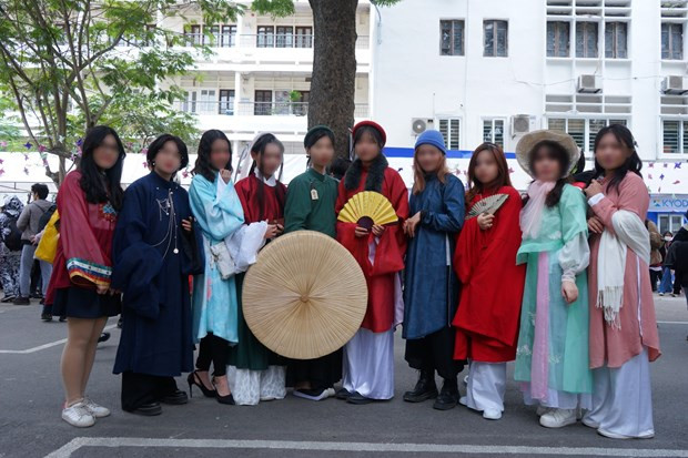 Người trẻ diện áo ngũ thân, áo lấy cảm hứng từ nhật bình, phối hợp ngẫu nhiên với nhiều phụ kiện không cùng thời kỳ. (Ảnh: Facebook) Người trẻ diện áo ngũ thân, áo lấy cảm hứng từ nhật bình, phối hợp ngẫu nhiên với nhiều phụ kiện không cùng thời kỳ. (Ảnh: Facebook)