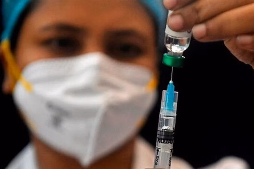 Ấn Độ khuyến cáo tiêm vaccine COVID-19 để ngăn ngừa đại dịch. Ảnh: AFP