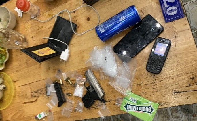 Súng ngắn, dao, kiếm thu được từ đối tượng Súng ngắn, dao, kiếm thu được từ đối tượng