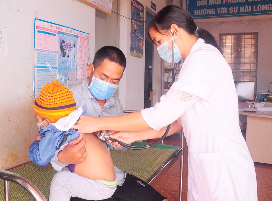 Bác sĩ Trạm Y tế xã Đak Sơ Mei (huyện Đak Đoa) khám bệnh cho trẻ em. Ảnh: Hoành Sơn