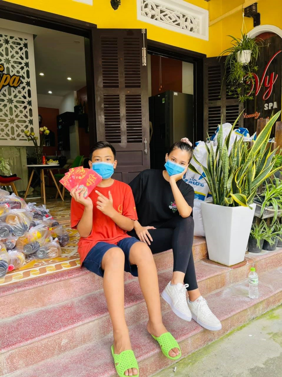 Nhân dịp Tết đến Xuân về, Hoa Hậu Tiểu Vy đã tổ chức hoạt động thiện nguyện tại Hội An, cùng gia đình, đại diện cơ quan chính quyền địa phương trao quà cho người dân có hoàn cảnh khó khăn. Ảnh: NVCC. Nhân dịp Tết đến Xuân về, Hoa Hậu Tiểu Vy đã tổ chức hoạt động thiện nguyện tại Hội An, cùng gia đình, đại diện cơ quan chính quyền địa phương trao quà cho người dân có hoàn cảnh khó khăn. Ảnh: NVCC.