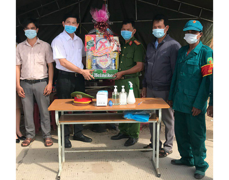 Đồng chí Trần Đình Hiệp-Bí thư Huyện ủy Mang Yang (thứ 3 trái sang) thăm tặng quà cho cán bộ chiến sĩ đang làm nhiệm vụ tại chốt kiểm soát phòng chống dịch (đoạn qua làng Klah, xã Kon Chiêng nối với xã Pờ Tó, huyện Ia Pa). Ảnh: Hà Phương