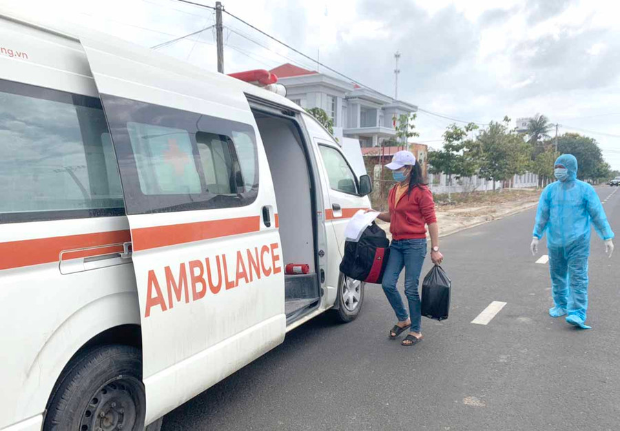Bệnh nhân 1696 lên xe trở về địa phương thực hiện cách ly tại nhà. Ảnh: Vũ Chi