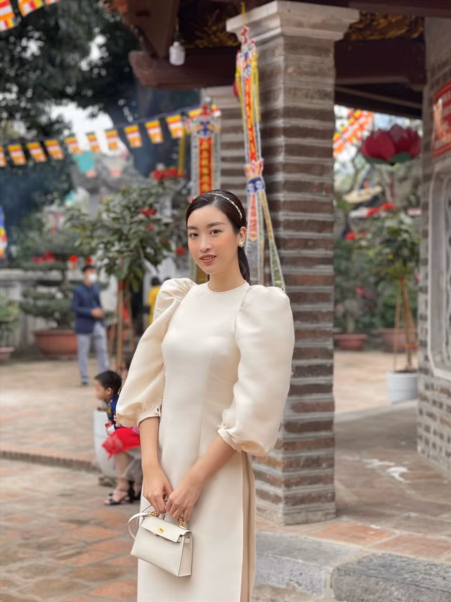 Là cô gái Hà Nội gốc, Hoa hậu Đỗ Mỹ Linh cũng không quên diện áo dài đi lễ chùa đầu năm. “Năm nay không mong gì chỉ mong mọi người ai cũng bình an, hạnh phúc“, Hoa hậu sinh năm 1996 chia sẻ. Ảnh: NVCC.