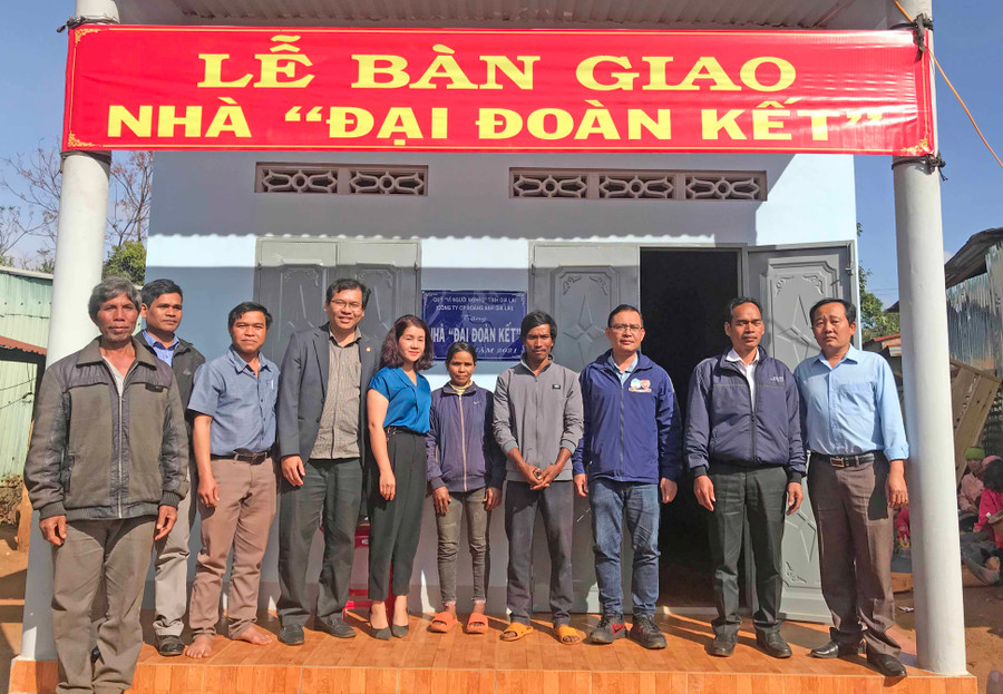 Quang cảnh lễ bàn giao nhà “Đại đoàn kết” cho gia đình anh Anưr làng Đak Hlá Tơ Đrãh, xã Lơ Pang. Ảnh: Hà Phương