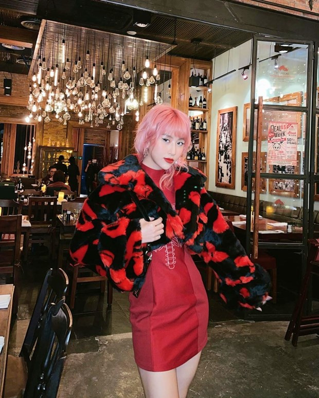 Mùng 3 Tết trùng với Valentine, Quỳnh Anh Shyn chọn ngay set đồ đỏ đi chơi lễ. Cô nàng mix thiết kế ôm sát cùng áo khoác lông, thêm mái tóc nhuộm hồng vừa sang chảnh vừa quyến rũ.